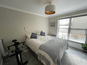 Private Riverside Bedroom in Limehouse, Central London